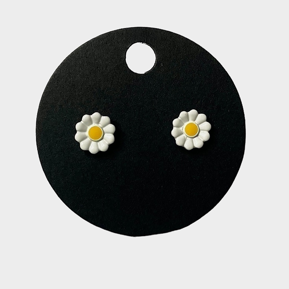 White Daisy stud earrings